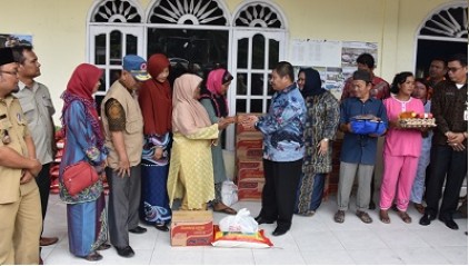 Kunjungi Korban Banjir di Desa Bumbung, Bupati Amril Serahkan Bantuan